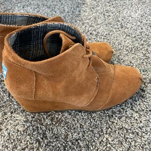 Toms caramel brown wedges. Very comfortable size 8